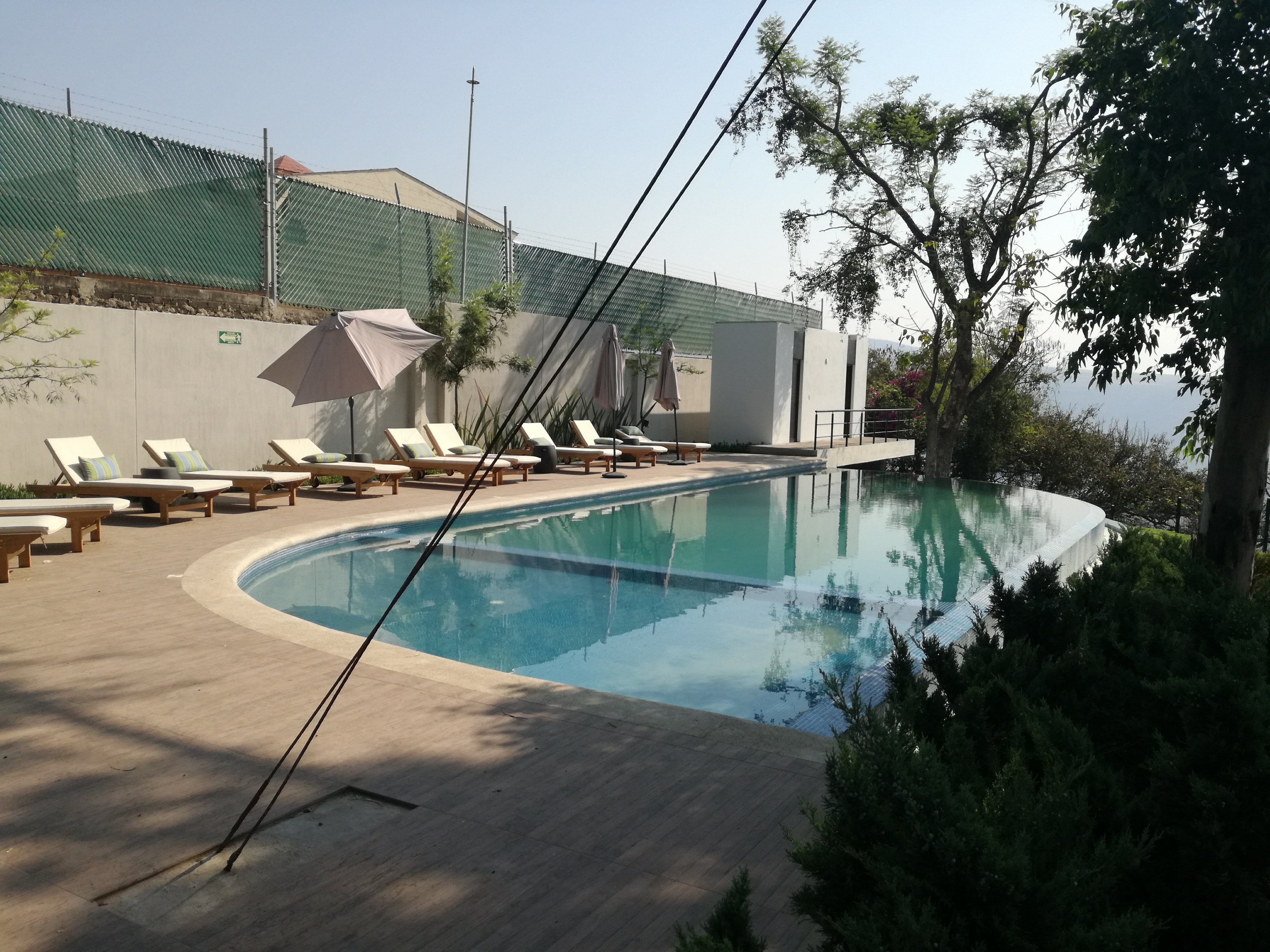 Alberca estilo resort